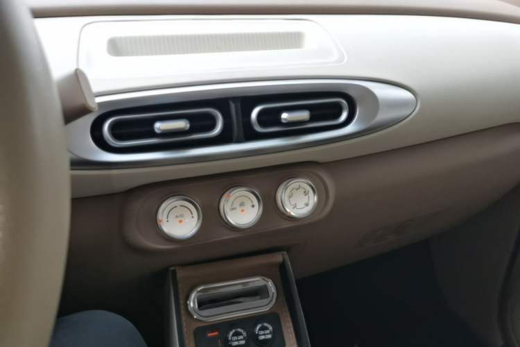 Used Wuling Hongguang MINIEV 2025 Four-Door Version Advanced Edition Audio And AC Panel