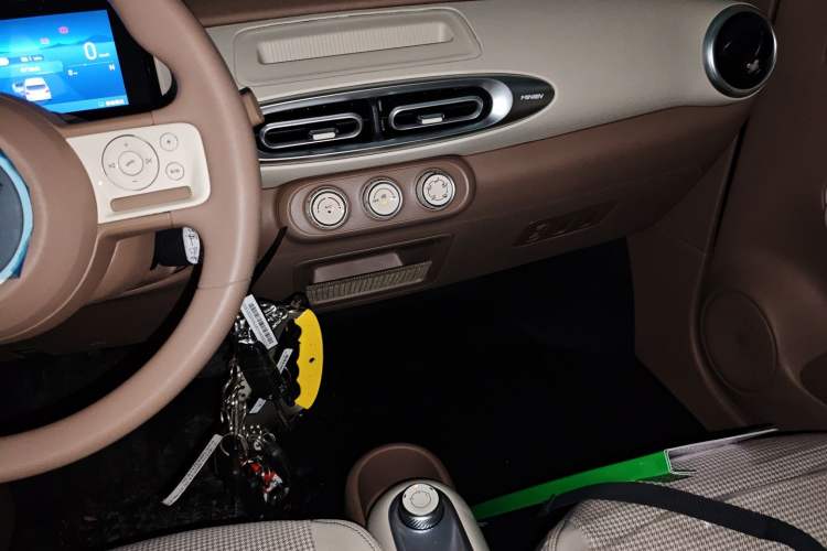 Used Wuling Hongguang MINIEV 2025 Four-Door Version Advanced Edition Audio And AC Panel