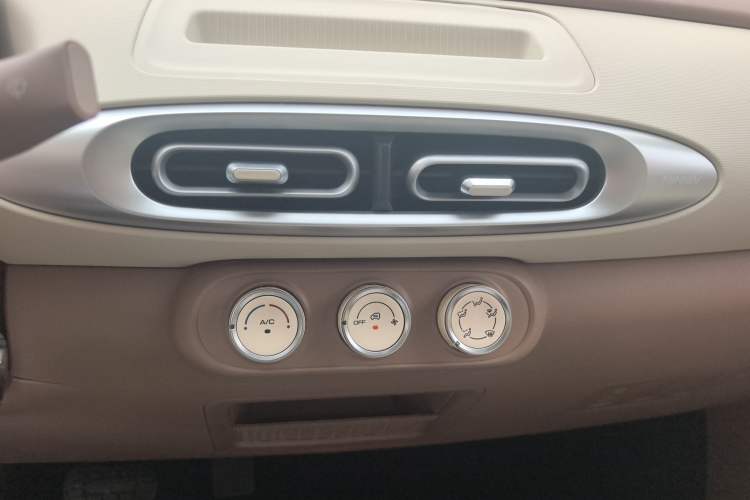 Used Wuling Hongguang MINIEV 2025 Four-Door Version Advanced Edition Audio And AC Panel
