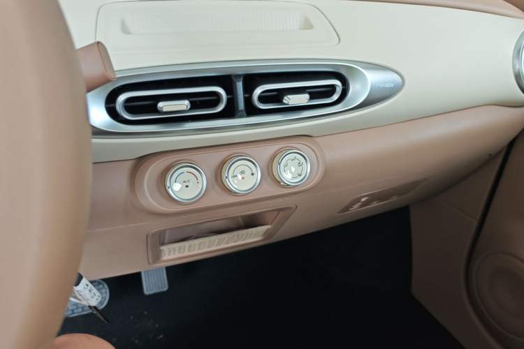 Used Wuling Hongguang MINIEV 2025 Four-Door Version Advanced Edition Audio And AC Panel