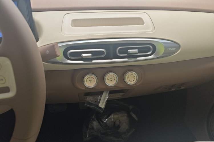 Used Wuling Hongguang MINIEV 2025 Four-Door Version Premium Edition Audio And AC Panel