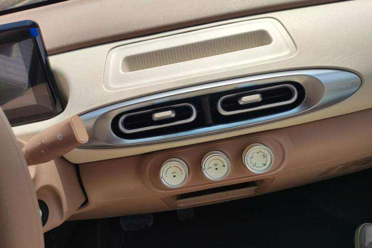 Used Wuling Hongguang MINIEV 2025 Four-Door Version Advanced Edition Audio And AC Panel