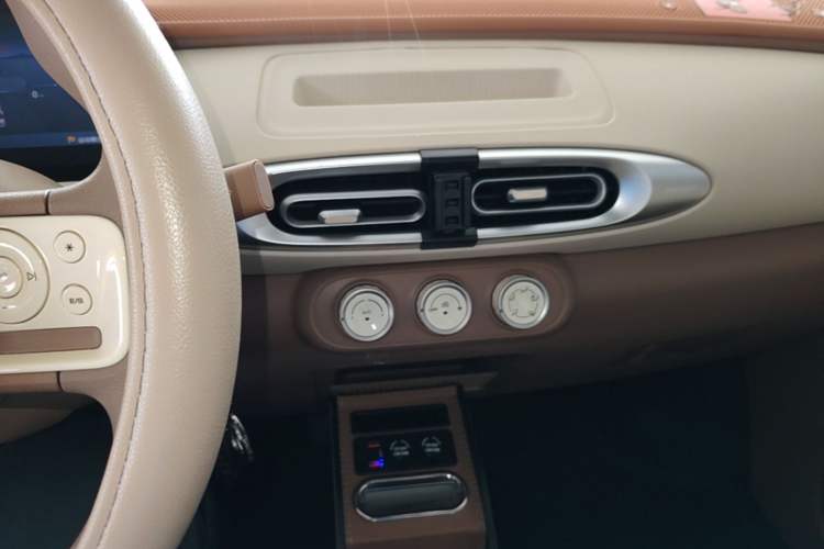 Used Wuling Hongguang MINIEV 2025 Four-Door Version Advanced Edition Audio And AC Panel