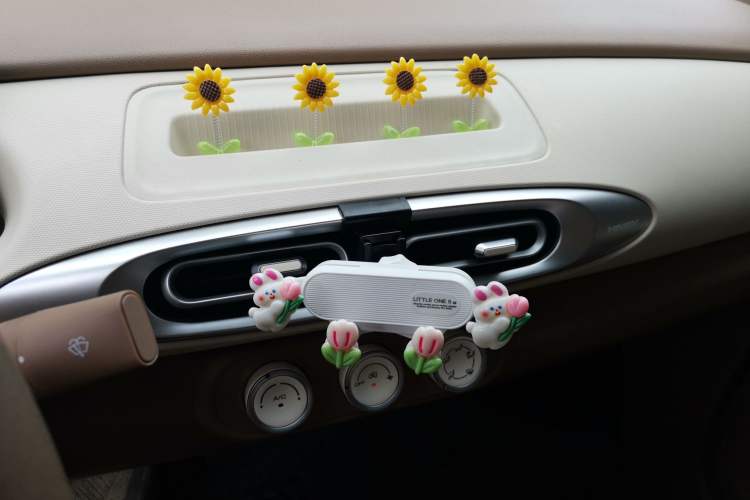Used Wuling Hongguang MINIEV 2025 Four-Door Version Advanced Edition Audio And AC Panel