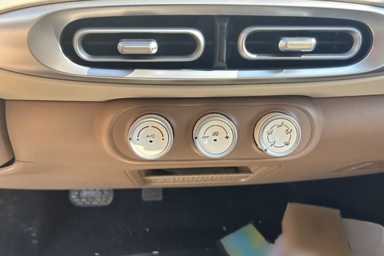 Used Wuling Hongguang MINIEV 2025 Four-Door Version Advanced Edition Audio And AC Panel
