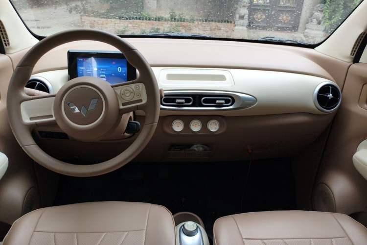 Used Wuling Hongguang MINIEV 2025 Four-Door Version Advanced Edition Center Console
