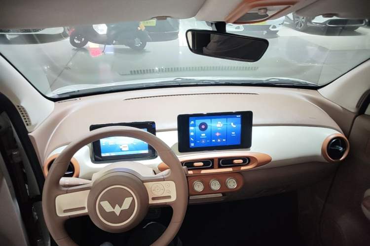 Used Wuling Hongguang MINIEV 2025 Four-Door Version Zhenxiang+ Edition Center Console