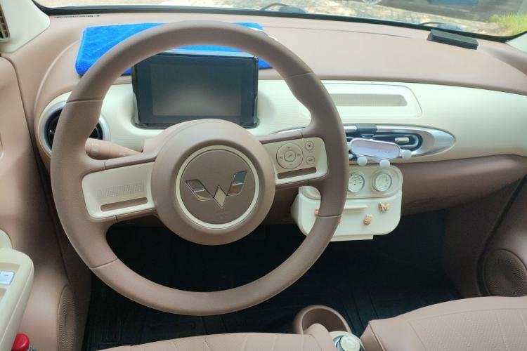 Used Wuling Hongguang MINIEV 2025 Four-Door Version Advanced Edition Center Console
