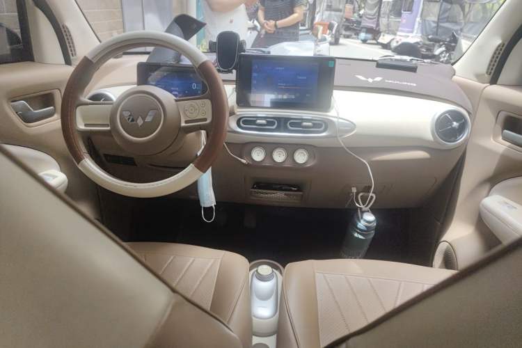 Used Wuling Hongguang MINIEV 2025 Four-Door Version Zhenxiang+ Edition Center Console