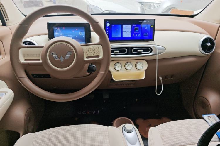 Used Wuling Hongguang MINIEV 2025 Four-Door Version Advanced Edition Center Console