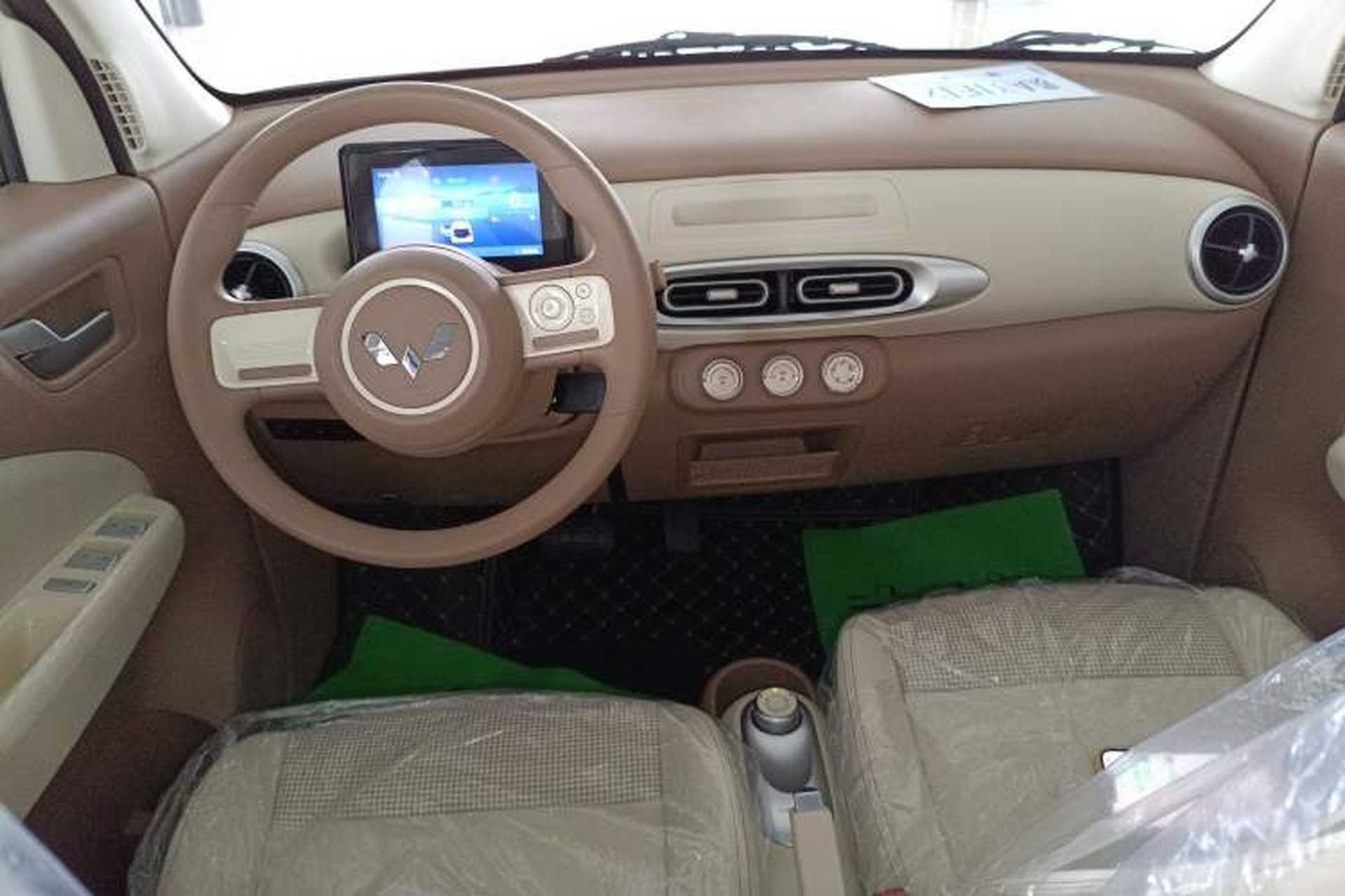 Used Wuling Hongguang MINIEV 2025 Four-Door Version Advanced Edition Center Console