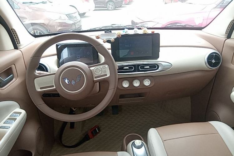 Used Wuling Hongguang MINIEV 2025 Four-Door Version Zhenxiang+ Edition Center Console