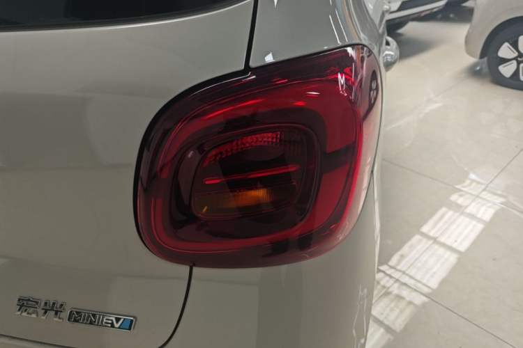 Used Wuling Hongguang MINIEV 2025 Four-Door Version Premium Edition Exterior 3