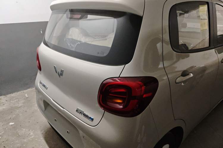 Used Wuling Hongguang MINIEV 2025 Four-Door Version Advanced Edition Exterior 4