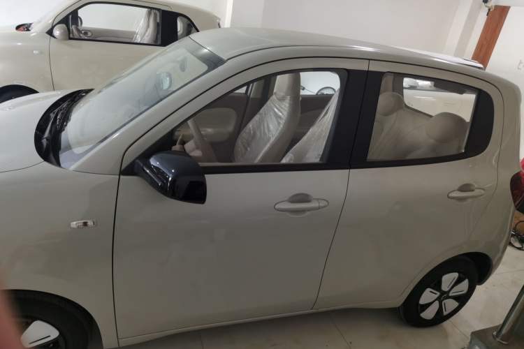 Used Wuling Hongguang MINIEV 2025 Four-Door Version Advanced Edition Exterior 5