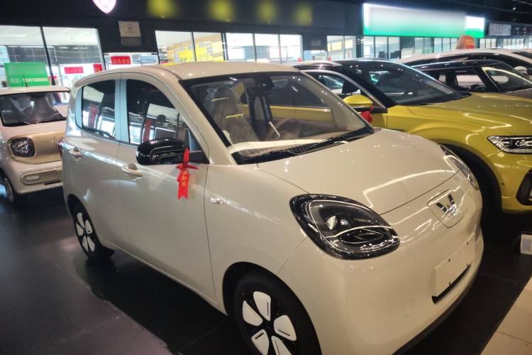 Used Wuling Hongguang MINIEV 2025 Four-Door Version Advanced Edition Front Right 45 Deg