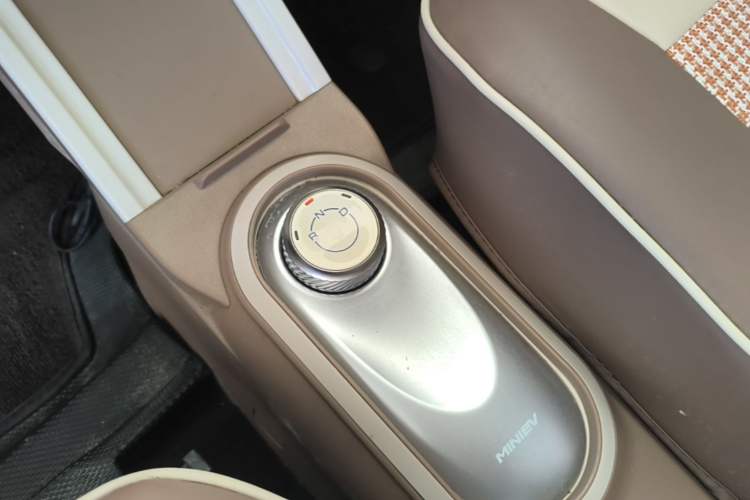 Used Wuling Hongguang MINIEV 2025 Four-Door Version Advanced Edition Gear Lever