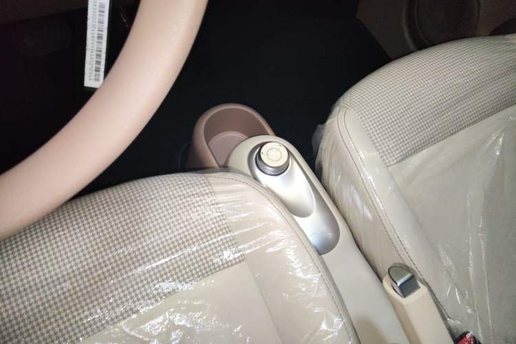 Used Wuling Hongguang MINIEV 2025 Four-Door Version Advanced Edition Gear Lever