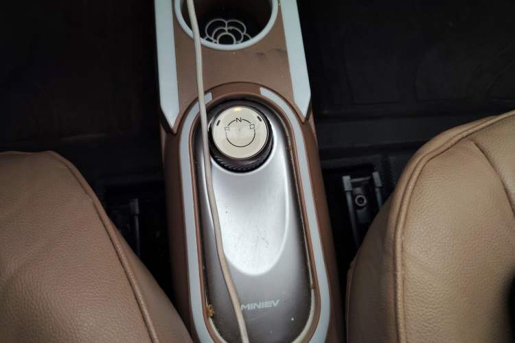 Used Wuling Hongguang MINIEV 2025 Four-Door Version Advanced Edition Gear Lever