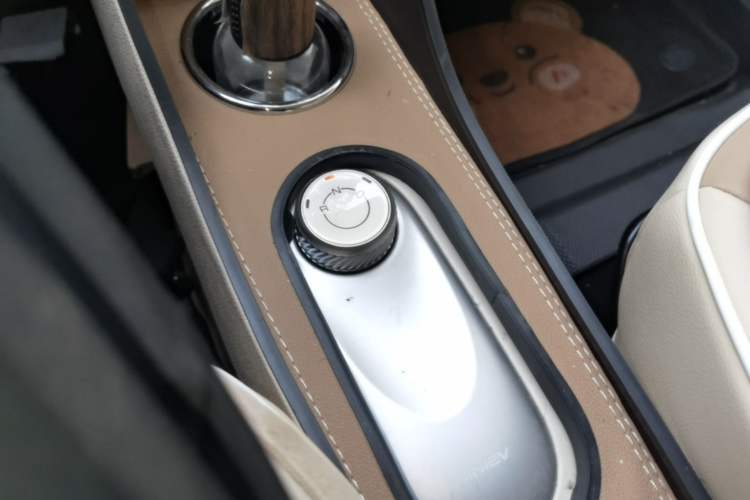 Used Wuling Hongguang MINIEV 2025 Four-Door Version Advanced Edition Gear Lever