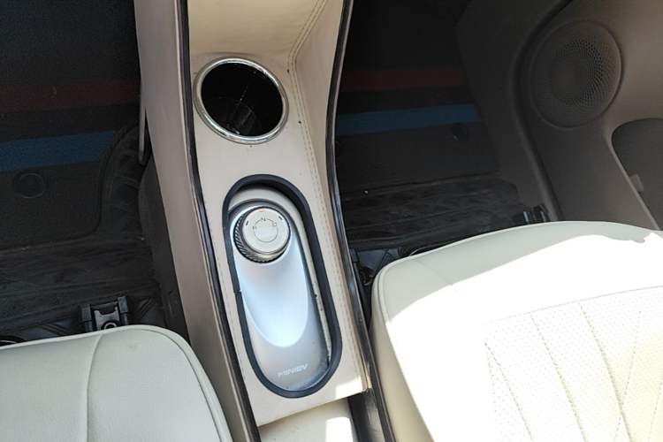 Used Wuling Hongguang MINIEV 2025 Four-Door Version Advanced Edition Gear Lever