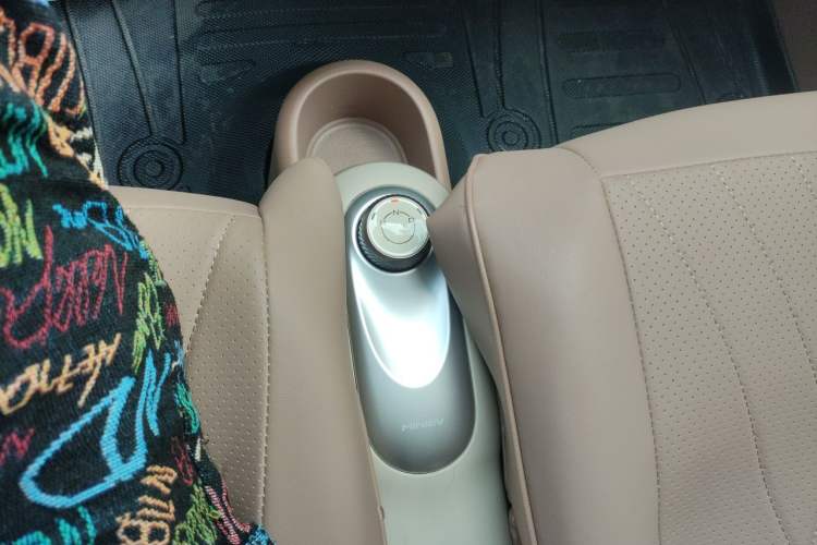Used Wuling Hongguang MINIEV 2025 Four-Door Version Advanced Edition Gear Lever