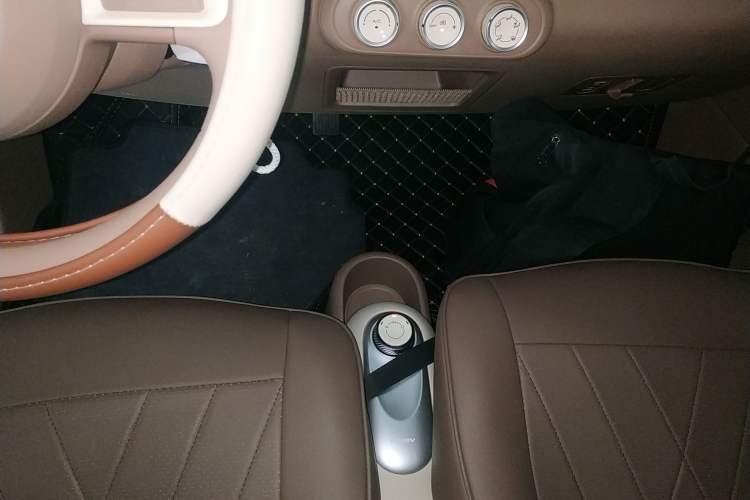 Used Wuling Hongguang MINIEV 2025 Four-Door Version Advanced Edition Gear Lever
