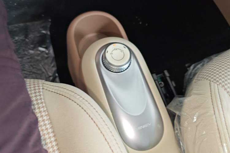 Used Wuling Hongguang MINIEV 2025 Four-Door Version Advanced Edition Gear Lever
