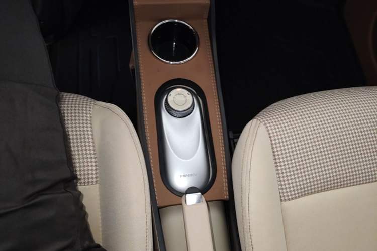 Used Wuling Hongguang MINIEV 2025 Four-Door Version Advanced Edition Gear Lever