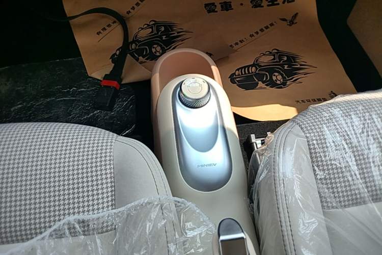 Used Wuling Hongguang MINIEV 2025 Four-Door Version Advanced Edition Gear Lever