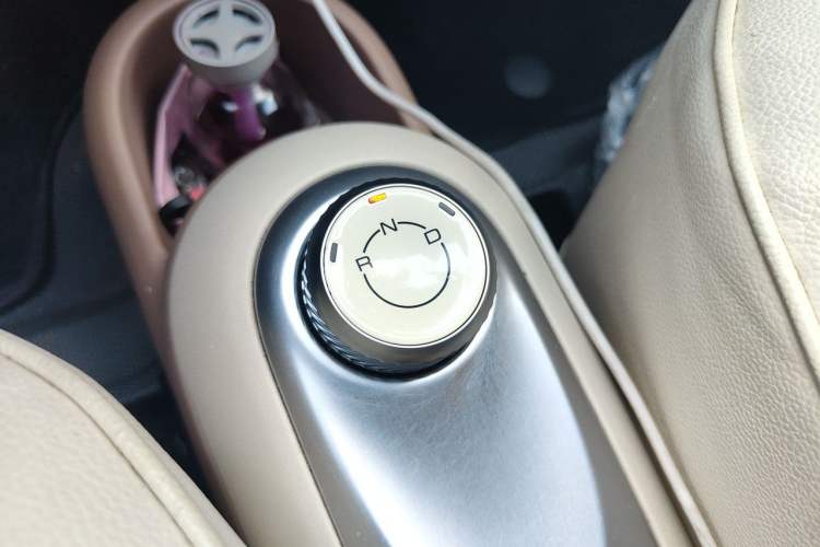 Used Wuling Hongguang MINIEV 2025 Four-Door Version Advanced Edition Gear Lever