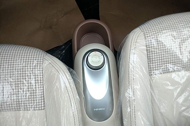 Used Wuling Hongguang MINIEV 2025 Four-Door Version Advanced Edition Gear Lever