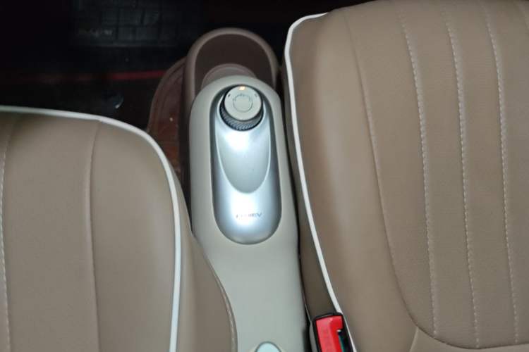 Used Wuling Hongguang MINIEV 2025 Four-Door Version Advanced Edition Gear Lever