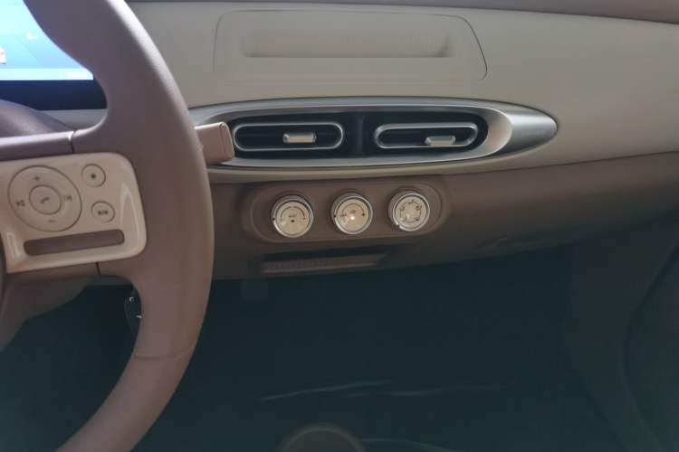 Used Wuling Hongguang MINIEV 2025 Four-Door Version Advanced Edition Interior 2