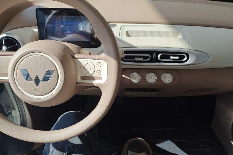 Used Wuling Hongguang MINIEV 2025 Four-Door Version Advanced Edition Interior 2