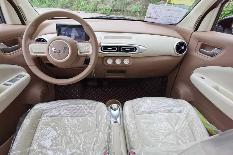Used Wuling Hongguang MINIEV 2025 Four-Door Version Advanced Edition Interior 3
