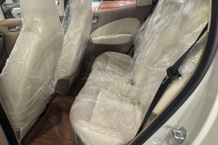 Used Wuling Hongguang MINIEV 2025 Four-Door Version Advanced Edition Interior 3