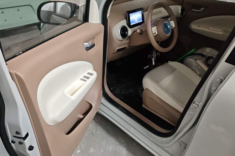 Used Wuling Hongguang MINIEV 2025 Four-Door Version Advanced Edition Interior 3