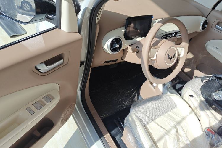 Used Wuling Hongguang MINIEV 2025 Four-Door Version Advanced Edition Interior 3
