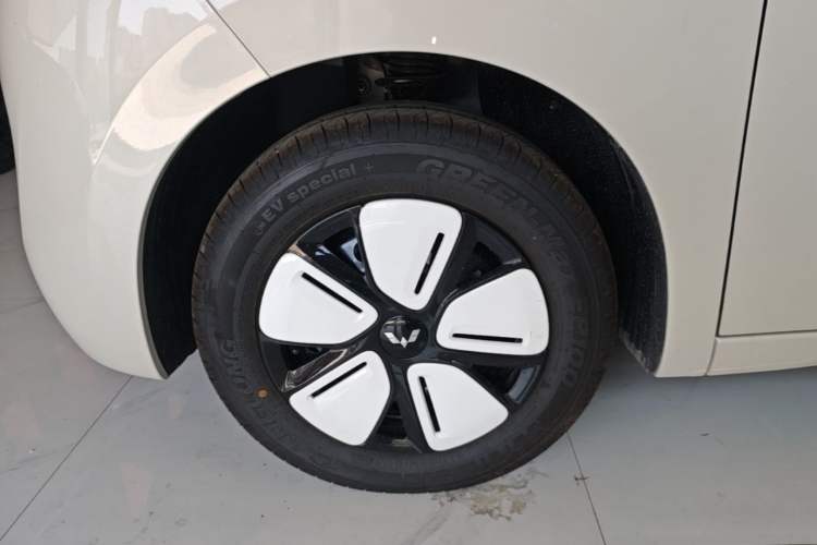 Used Wuling Hongguang MINIEV 2025 Four-Door Version Advanced Edition Left Front Wheel Hub