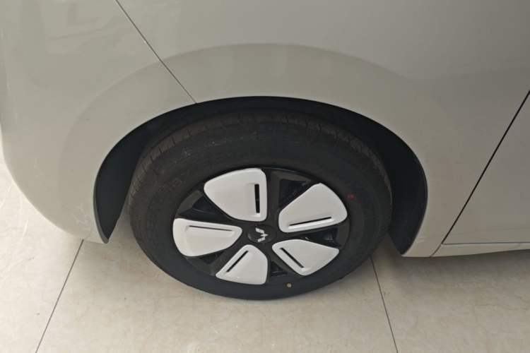 Used Wuling Hongguang MINIEV 2025 Four-Door Version Premium Edition Left Front Wheel Hub