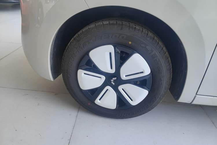 Used Wuling Hongguang MINIEV 2025 Four-Door Version Advanced Edition Left Front Wheel Hub