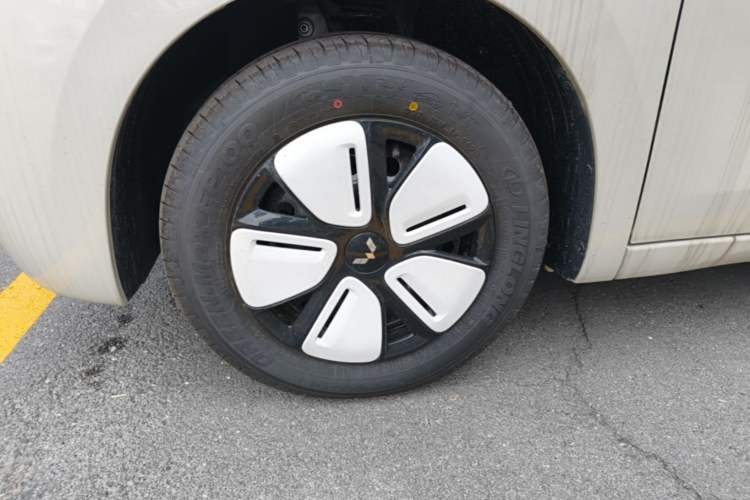 Used Wuling Hongguang MINIEV 2025 Four-Door Version Advanced Edition Left Front Wheel Hub