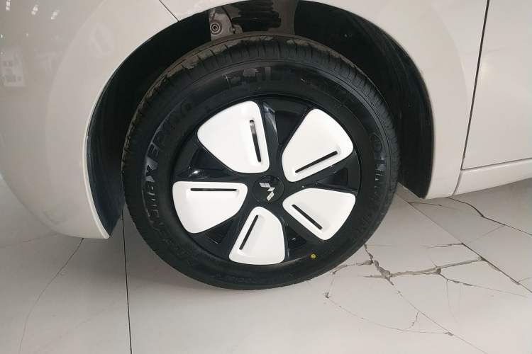 Used Wuling Hongguang MINIEV 2025 Four-Door Version Advanced Edition Left Front Wheel Hub