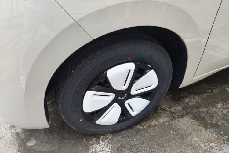Used Wuling Hongguang MINIEV 2025 Four-Door Version Advanced Edition Left Front Wheel Hub