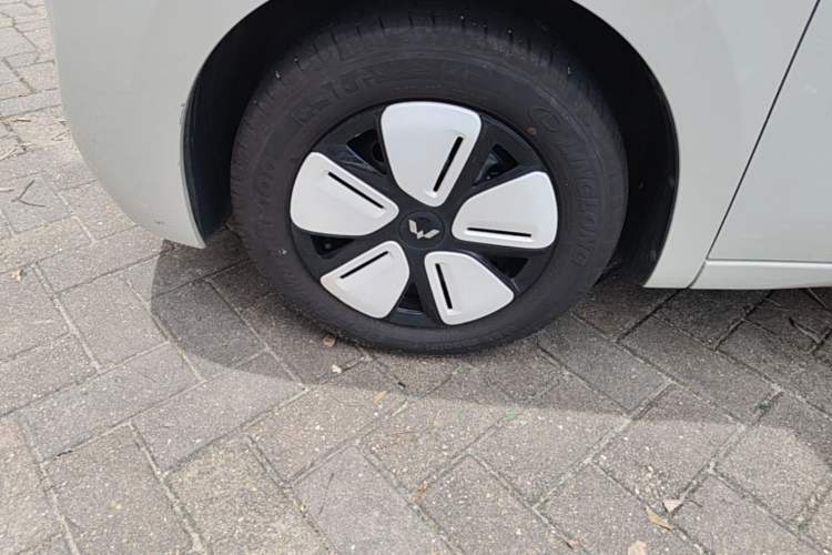Used Wuling Hongguang MINIEV 2025 Four-Door Version 301km Zhenxiang+ Model Left Front Wheel Hub
