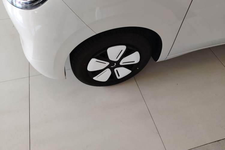 Used Wuling Hongguang MINIEV 2025 Four-Door Version Advanced Edition Left Front Wheel Hub
