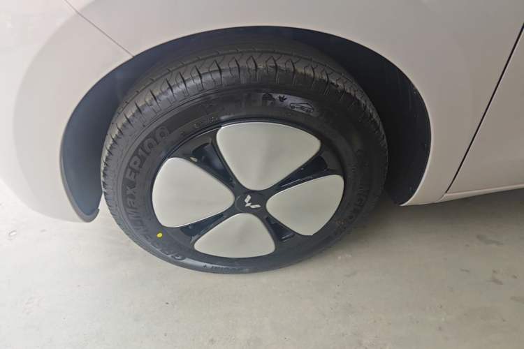 Used Wuling Hongguang MINIEV 2025 Four-Door Version Advanced Edition Left Front Wheel Hub