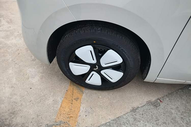 Used Wuling Hongguang MINIEV 2025 Four-Door Version Advanced Edition Left Front Wheel Hub