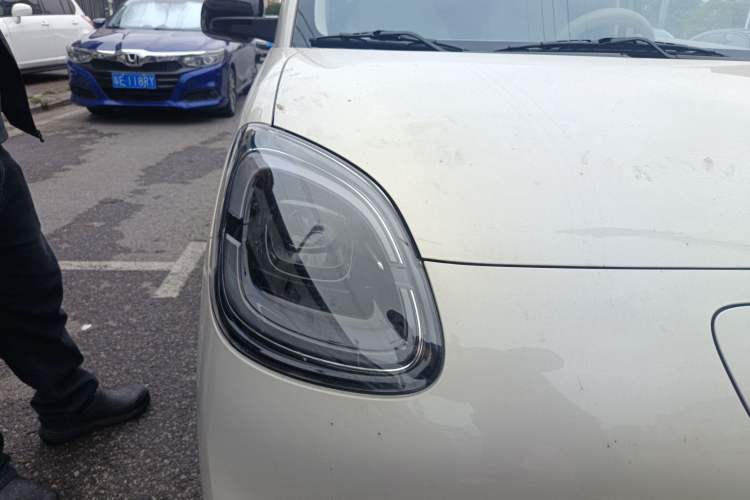 Used Wuling Hongguang MINIEV 2025 Four-Door Version Advanced Edition Right Front Headlight